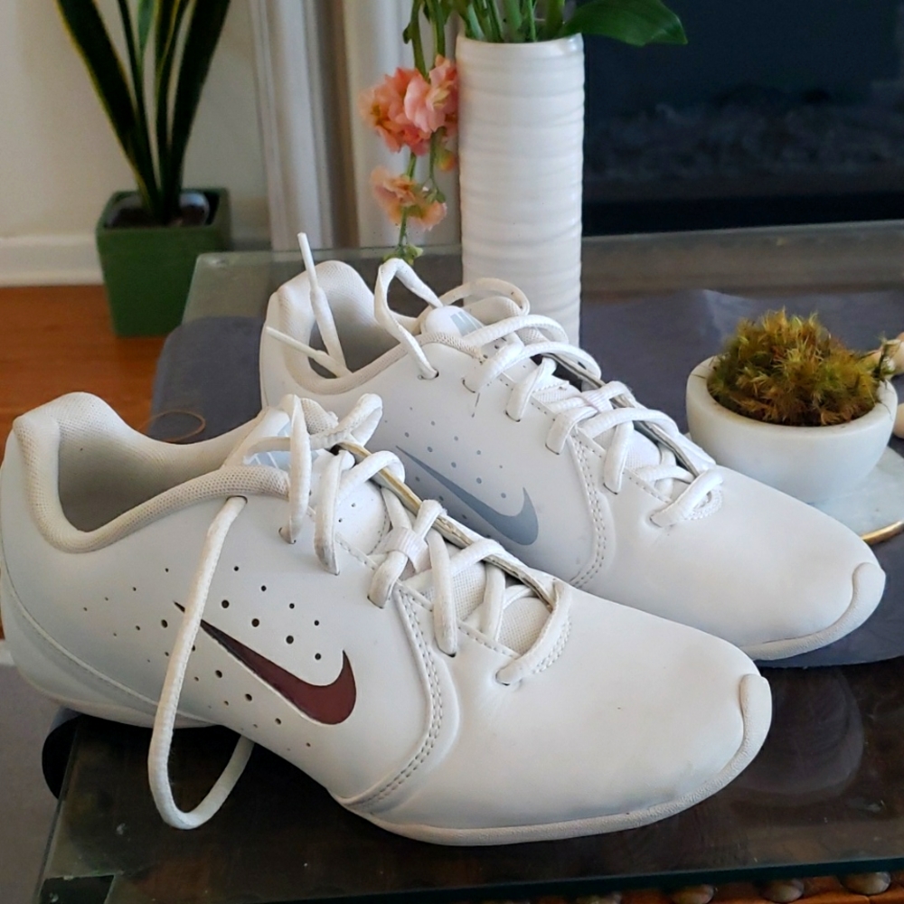 Snikers  Nike cheerleader